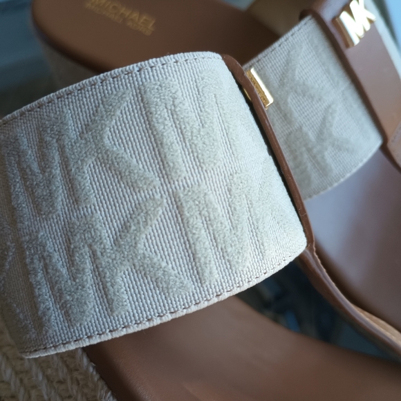 New Adorable Creme Michael Kors Honey Sandals - Picture 7 of 10